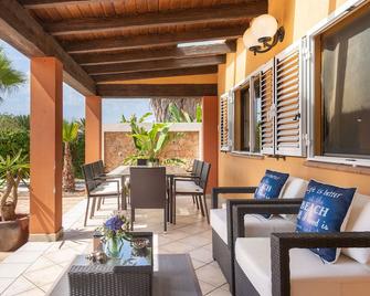 Magnificent Villa With Sea Views, For Families, Friends October Offer. - Sant Josep de sa Talaia - Binnenhof