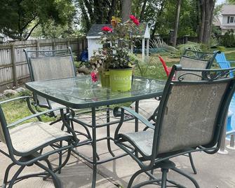 Contemporary home in quiet neighborhood with pool & great back yard close to all - Middleton - Patio