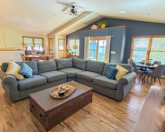 Two Cabin Property On Beautiful Lake Minnebelle - Perfect For Families! - Litchfield - Living room
