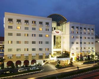 Surabaya Suites Hotel Powered by Archipelago - Surabaya - Bangunan