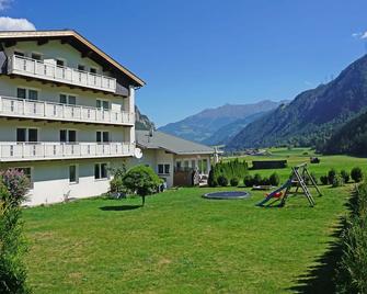 Beautiful apartment for 3 guests with WIFI, TV, balcony and parking - Serfaus - Gebäude