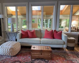 Rockport Camden steps to sea! Oceanfront designer house! 5 star reviews! - Rockport - Wohnzimmer