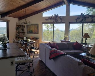 Foothill Retreat in the Sierra Nevada Mountains - Джексон - Вітальня