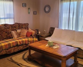 Sportsman's Hq/Garage/Pet Friendly/W&D/Ez Access - Steele - Living room