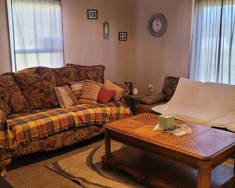 Sportsman's Hq/Garage/Pet Friendly/W&D/Ez Access - Steele - Living room