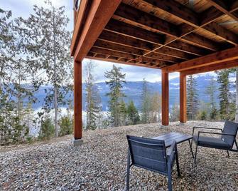 Lakefront Cottage and Boat Slip - Spapilem, Spapilem Cottage at Mac's Landing on Beautiful Adams Lak - Scotch Creek - Patio