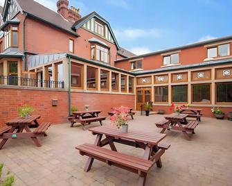 Staindrop Lodge Sheffield, Trademark Collection by Wyndham - Sheffield - Patio