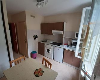 Appartement F1 Situé au 1er Étage, Proche des Thermes - La Bourboule - Cuisine