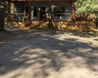 Lofted Pines Hot Tub Arcade Air Hockey - Broken Bow - Edificio
