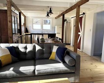 Private Riverfront, Converted Barn Ev Charger - Princeton - Living room