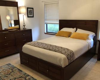 Med District & Airport, King Bed, large rooms @ 6244 - Harlingen - Habitación