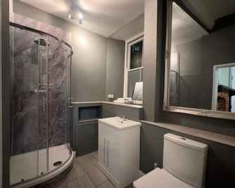 The Scole Hotel - Diss - Bathroom
