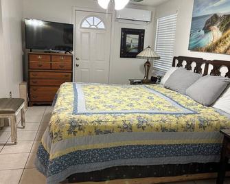 The Cozy Getaway spared by hurricanes. - 帕姆港 - 臥室