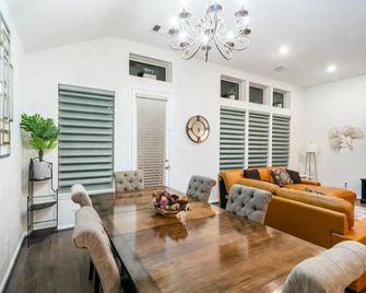Spacious long stay family home in Kingwood/Humble - Humble - Restaurante