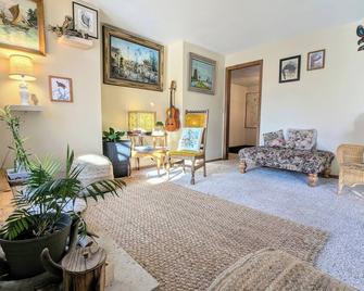 Cat friendly, wheelchair friendly, nature friendly - Mountain Home - Huiskamer