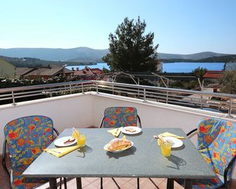 Apartments & Rooms Villa Petra - Zaboric - Balcony