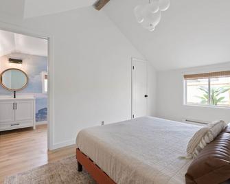 Private, Peaceful & Bright--Remodeled Cottage, Sleeps 4! - Spokane Valley - Bedroom