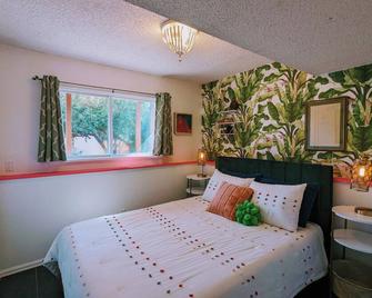 Tulip House: Cozy adventurer's retreat w/firepit and bouldering shed - Longmont - Bedroom