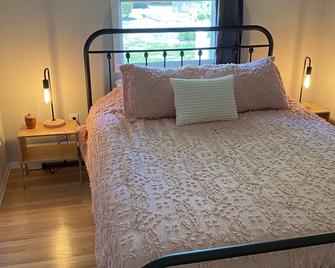 Hampton Bays Family Summer Home - Hampton Bays - Bedroom