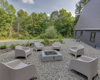 3-Bedroom Modern A-Frame with hiking, lake access, EV charger, and fire pit - Lisbon - Patio