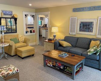 Awesome 5 Bedroom Lake House on Sandy Lake - Buckhorn - Living room