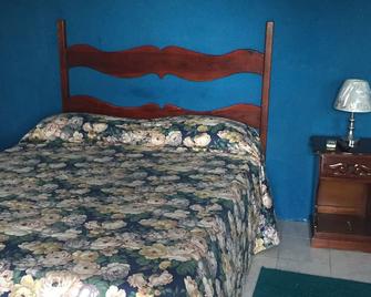 Located in Black River on the South Coast of Jamaica. Cozy and comfortable - Black River - Habitación