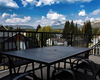 Alpine Retreat • New Luxury 4 bedroom | Barrel Sauna, Steam Shower & Fireplaces - Crowsnest Pass - Balkón