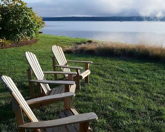 Relaxing Retreat in Kingston! Near Ulster Performing Arts Center, Free Parking - Kingston - Patio