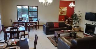 Belmont Guesthouse - Bloemfontein - Living room