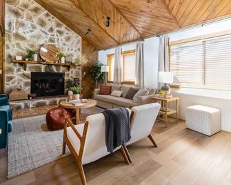 Whispering Hollow Lodge on Greer Main St! - Greer - Sala de estar