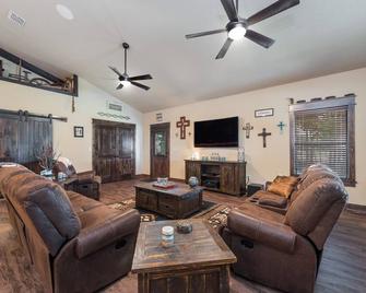 Beautiful custom barndominium perfect for Aggie game day, events and getaways! - Caldwell - Living room