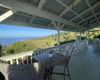 Romantic cottage with stunning ocean and mountain views in Captain Cook, HI - Captain Cook - Balcony