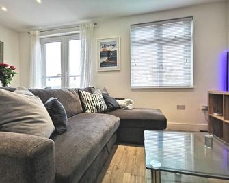Seaside Apartment in the Heart of East Wittering Village - Chichester - Living room