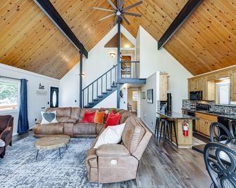 Secluded Cabin Near Calaveras Big Trees State Park - Murphys - Living room