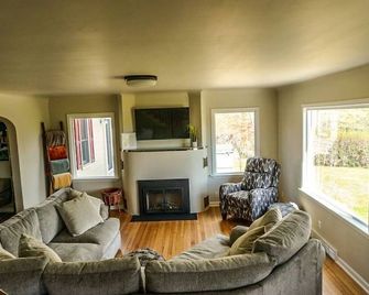 Lux family retreat, hot tub, specular views. Spacious home on the golf course. - Butte - Salon