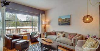Luxurious home in Eagle Crest Resort w\/ shared hot tub, pool & spa. - Redmond - Living room