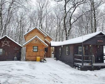 Charming cabin located one minute from the base of Sugarbush Resort - Warren - Building
