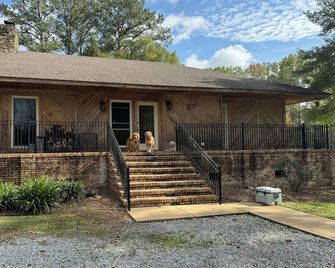 '3 Goldens'- A Spacious farmhouse with beautiful 10 acre lake in Hope Hull, Al - Hope Hull - Bygning