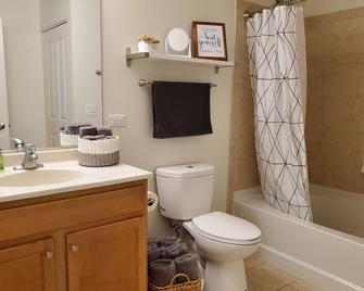 Upscale Condo Close to, Free Parking, Fireplace, Non Smoking Community - Downers Grove - Bathroom