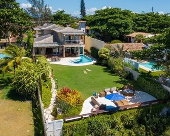 Mansão Pé na Areia da Praia de Geribá com Seis Suítes Por Luxury Rentals - Búzios - Piscina