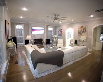 Highland Park Mansion on Beverly Drive, 1080 feet from SMU’s stadium! - דאלאס - סלון