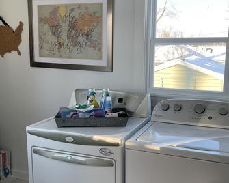 Cozy Cottage located near Czech Village and Newbo areas in Cedar Rapids, IA - Cedar Rapids - Laundry facility