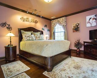 Gatsby Queen Luxury Suite with view of horse paddocks - La Grange - Bedroom