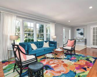 Eastern Shore Oasis! - Easton - Living room