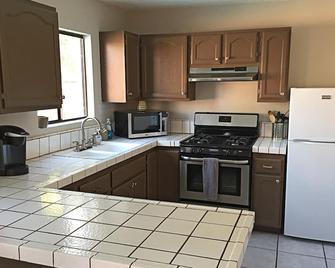 Bright Large Private 2 Bedroom Guest House With Pool - Long Beach - Kitchen