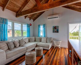 The Boat House-a beautiful cottage in the Heart of Hope Town! - Hope Town - Living room