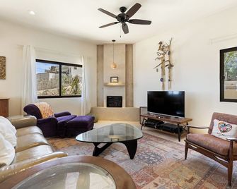 Casa Corazon - Private Home w Mtn & Ocean Views! - El Pescadero - Wohnzimmer