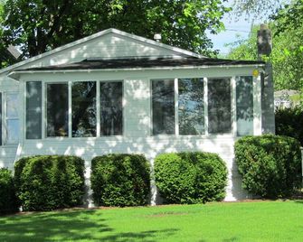 Two Darling Finger Lakes Region Cottages On The Shores of Canandaigua Lake Ny. - Canandaigua - Building