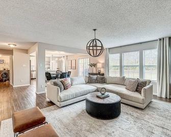 Lavish HUGE Noblesville and Carmel adjacent family home - Noblesville - Living room