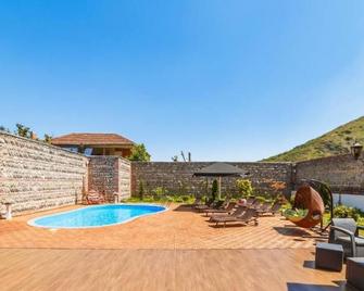 Hotel Gino Wellness Mtskheta - Miskheta - Piscina